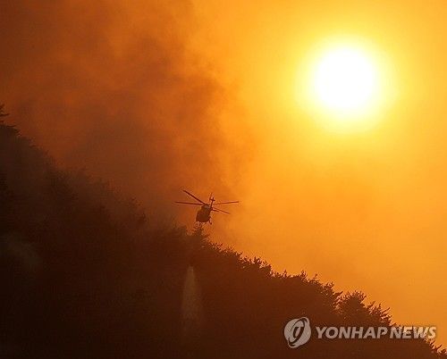 경남 산청 산불 진화 장면
