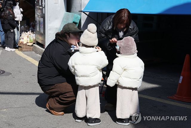 서울 시내에서 이동하는 가족의 모습. [연합뉴스 자료사진]