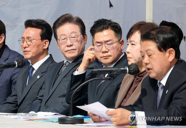 김병주 의원 발언 듣는 이재명 대표