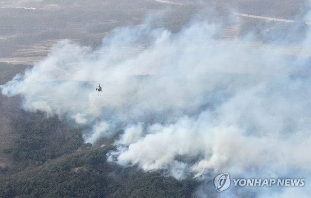 바람에 계속 번지는 산불