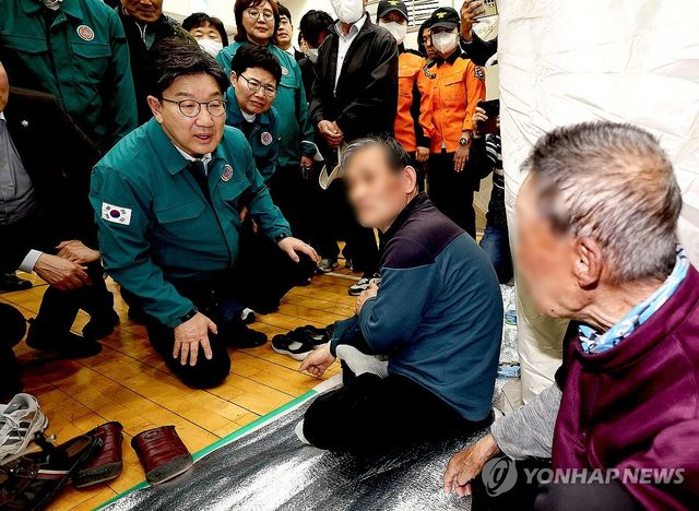 산불 이재민 위로하는 권성동 원내대표