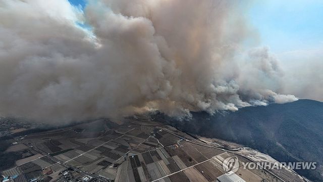 강풍에 확산하는 산불