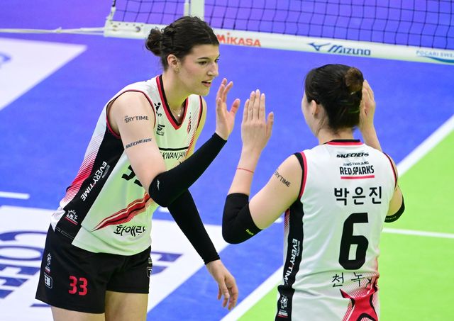 부상을 털고 복귀한 정관장의 부키리치(왼쪽)와 박은진