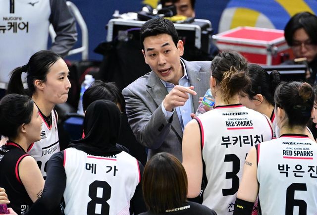 작전 지시하는 고희진 정관장 감독(중앙)