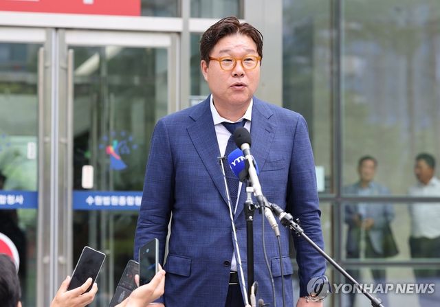 질문에 답하는 김성태 전 회장