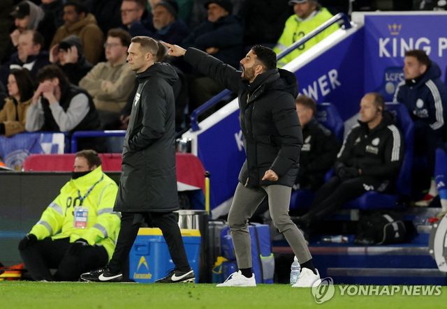 작전 지시를 내리는 맨유의 후벵 아모링