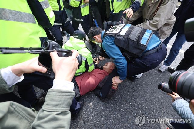 전농 시위자 저지하는 경찰