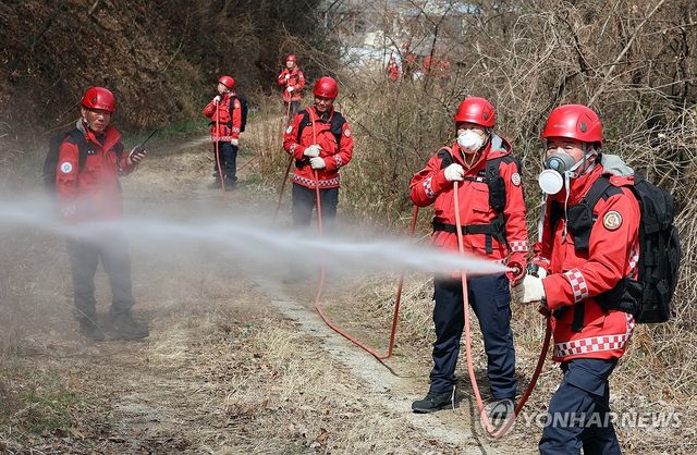 진화훈련하는 산불전문진화대원