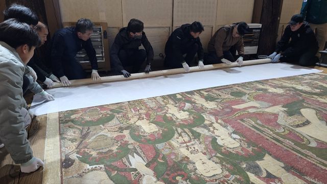 이동 준비 중인 봉정사 아미타설법도