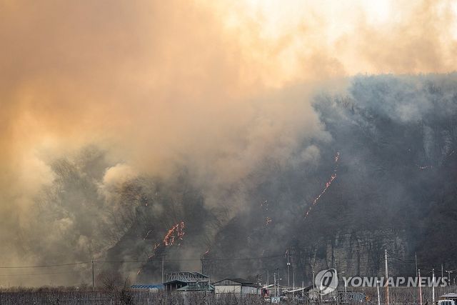 민가 위협하는 산불