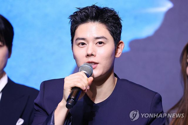 인사말 하는 김동준