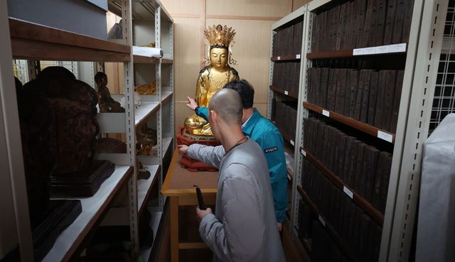 봉정사 둘러보는 최응천 국가유산청장