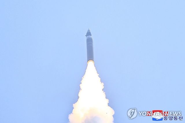 북한, 신형 극초음속 중장거리 탄도미사일 시험발사 진행