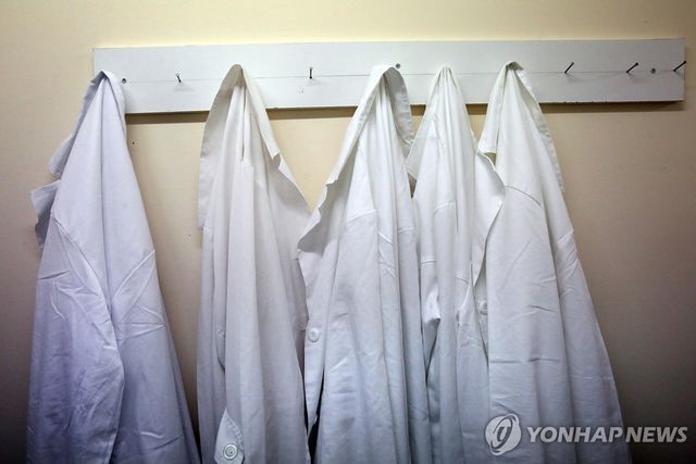 유럽 한 연구소에 걸린 가운