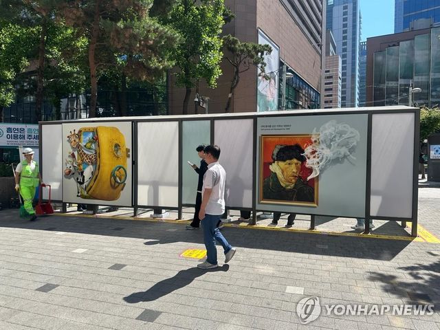 명동에 설치된 자연환기식 개방형 흡연부스