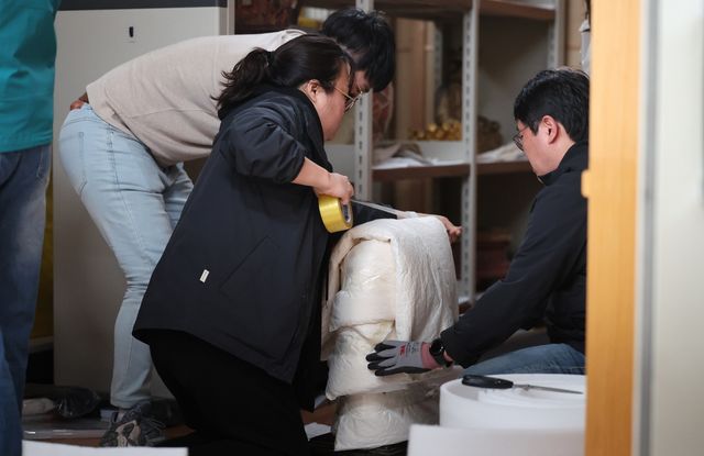 이동 준비 중인 봉정사 유물