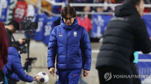 고개 숙인 홍명보 감독