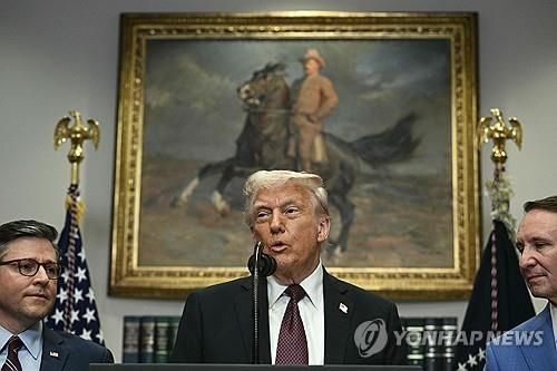 현대차 대미투자 발표 현장에 자리한 트럼프 