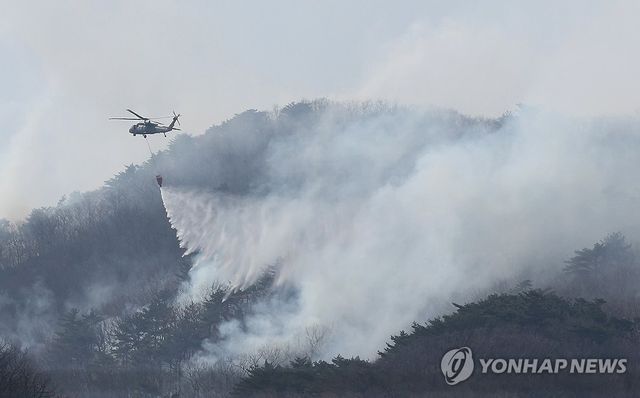 산불과 사투 벌이는 헬기