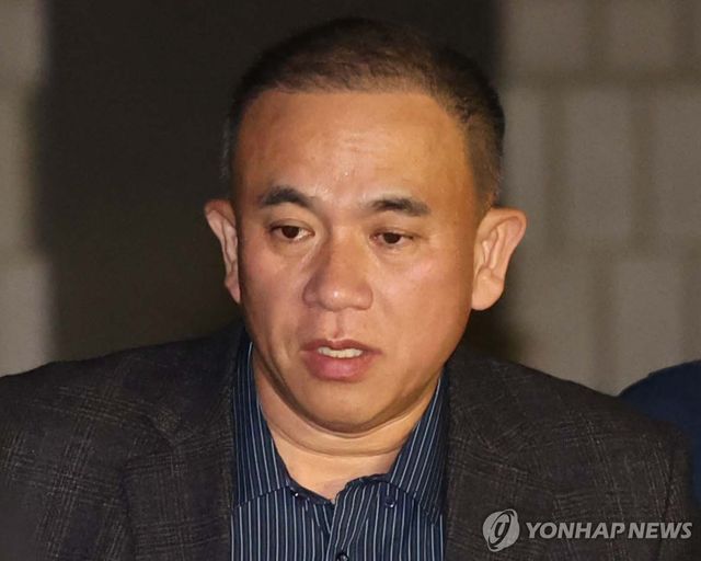 법원 나서는 명태균…굳은 표정