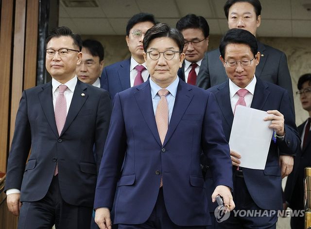 원내대책회의 입장하는 권성동 원내대표