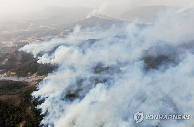 바람에 계속 번지는 산불