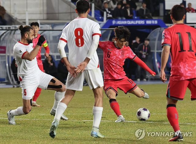 슛 하는 황인범