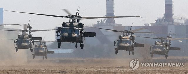 기동하는 UH-60 블랙호크 헬기들