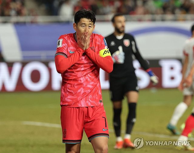 아쉬워하는 손흥민