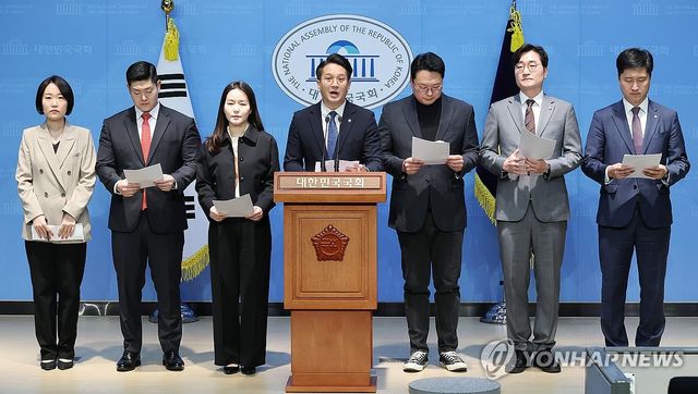 '국민연금 개혁안 반대' 공동 회견하는 여야 30·40세대 의원들