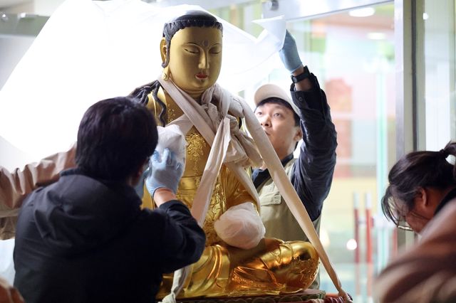 이동 준비 중인 봉정사 목조관음보살좌상