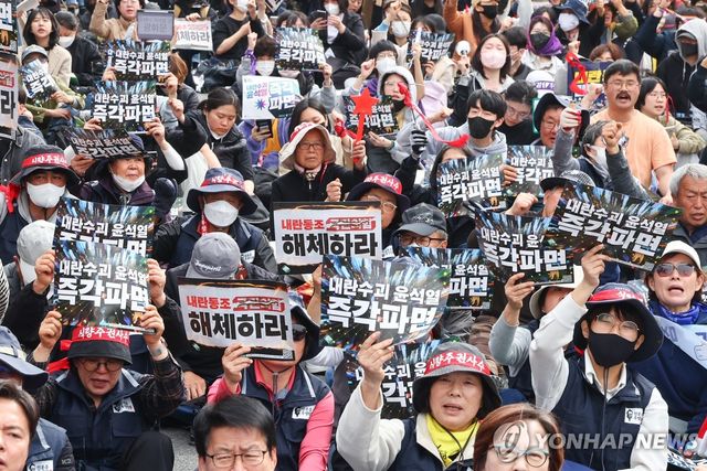 윤석열 대통령 탄핵 촉구하는 전농 회원들