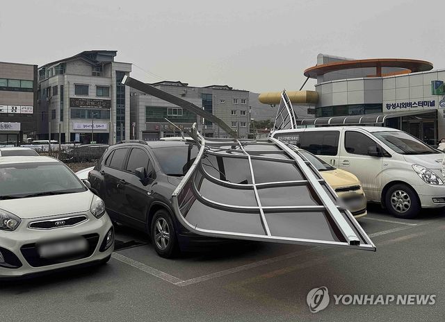 강풍에 구조물 차량 위로 '쿵'