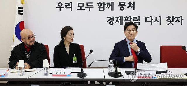 넥타이 바꾸어 메는 권성동 원내대표