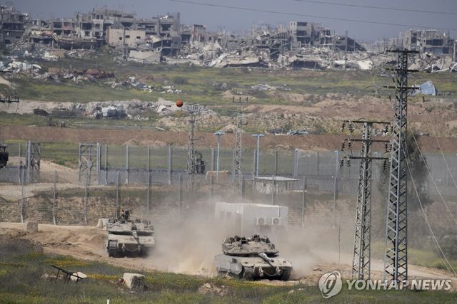 가자지구에서 빠져나오는 이스라엘군 탱크