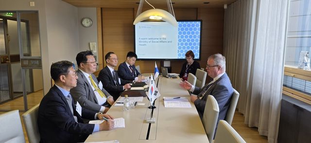 주형환 저출산고령사회위원회 위원장, 핀란드 사무차관 면담