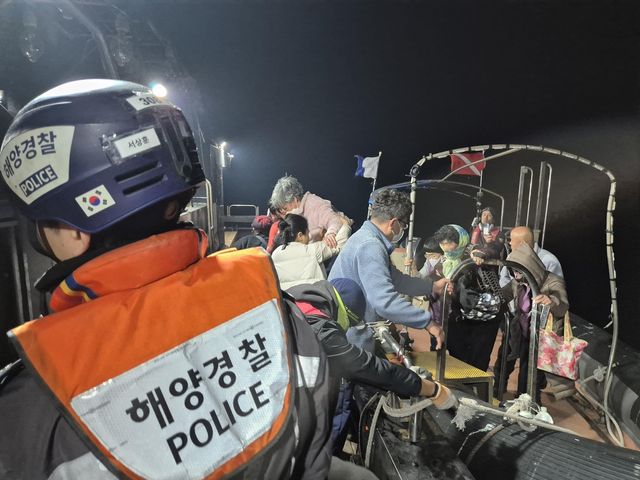 주민 구조하는 해경