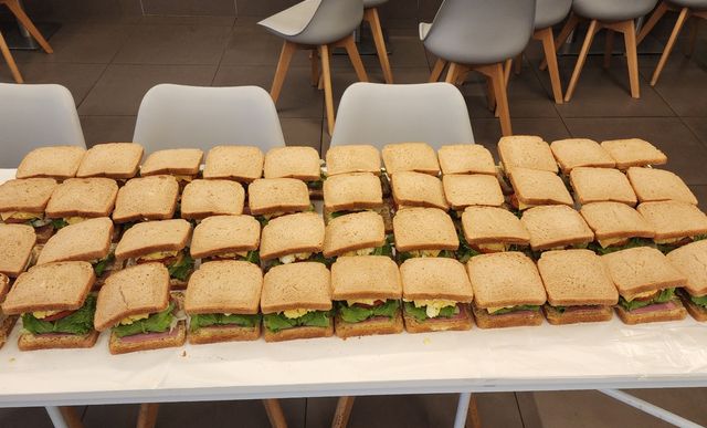 소방관들을 위해 준비한 샌드위치