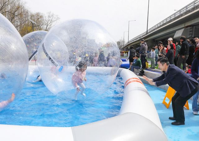 지난해 봄봄놀이터를 방문한 어린이들과 인사하는 전성수 서초구청장