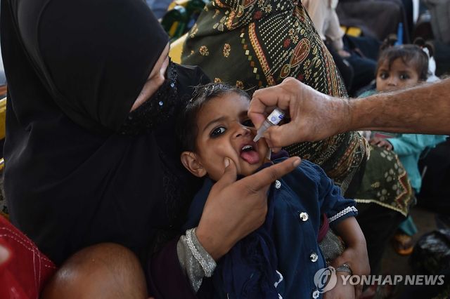 소아마비 백신 접종 받는 파키스탄 어린이