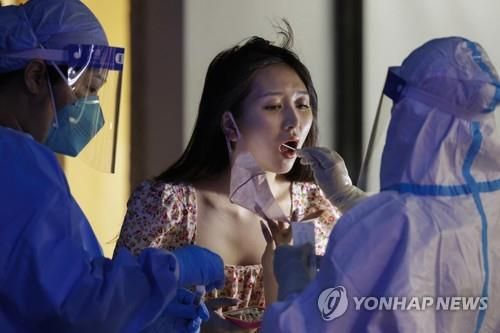 코로나19 검사를 받는 여성 