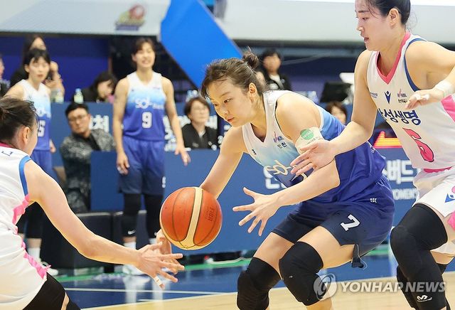 드리블하는 신지현