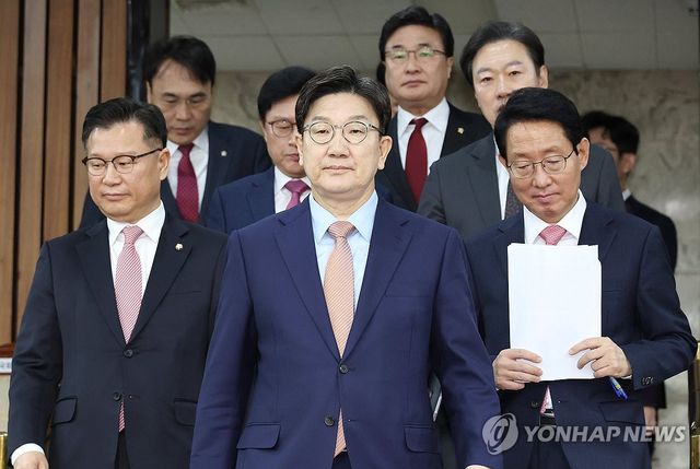 원내대책회의 입장하는 권성동 원내대표