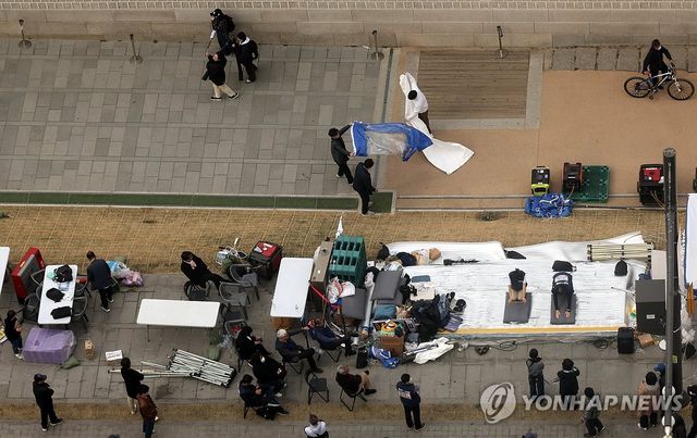 강풍에 탄핵 촉구 천막 정리
