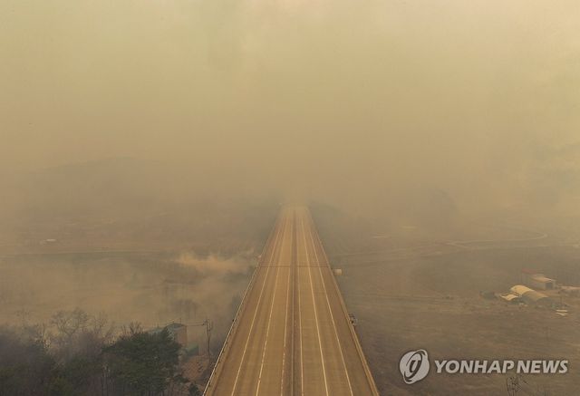 산불연기 속에 자취감춘 도로