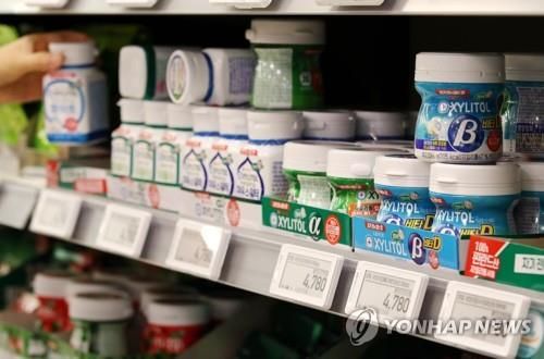 대형마트에 진열된 껌