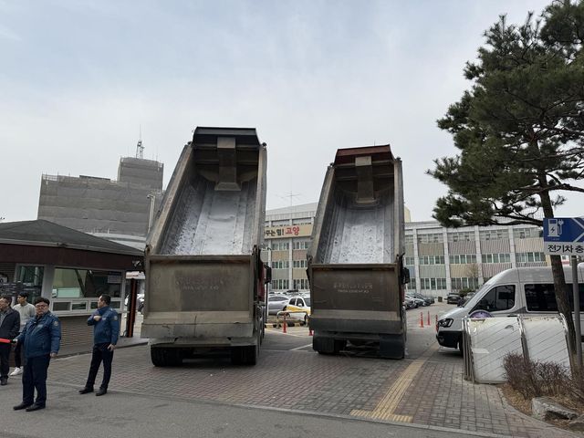 덤프트럭에 막힌 고양시청 정문