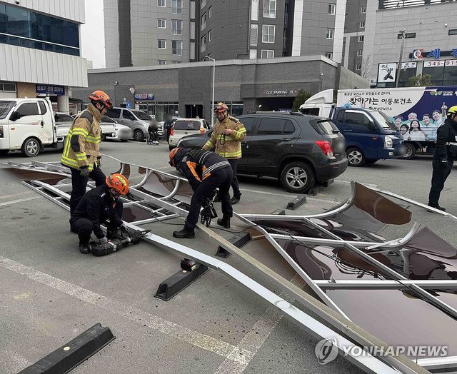 강풍으로 건물 아래로 떨어진 구조물