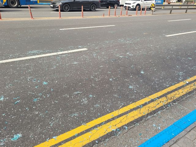 도로로 쏟아져 내린 유리파편