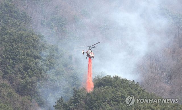 산림청 헬기 산불 지연제 살포